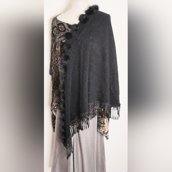 FUR POM POM AND FRINGED WRAP - Picture 2 of 9